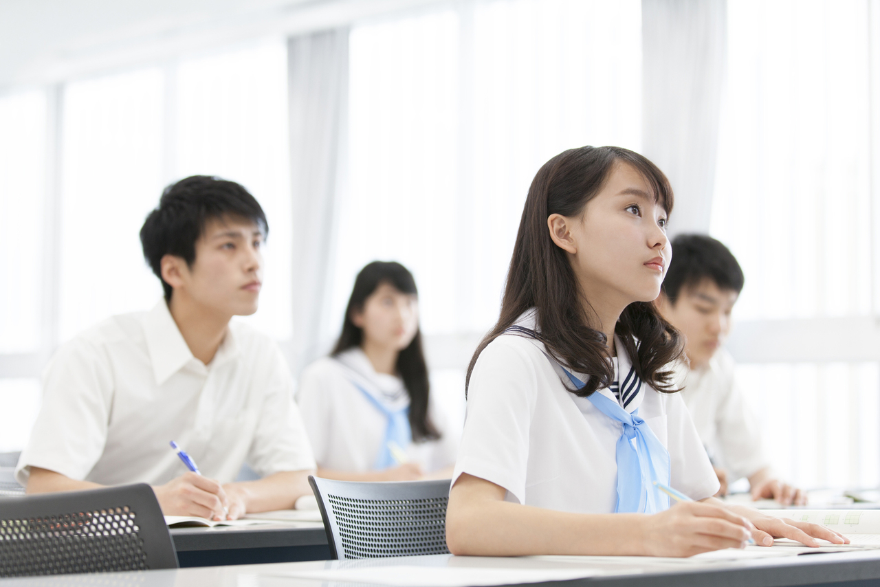 学習する男女生徒