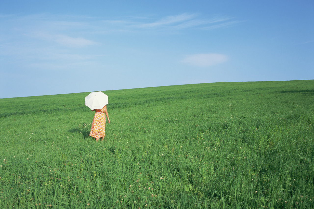 草原を歩く女性