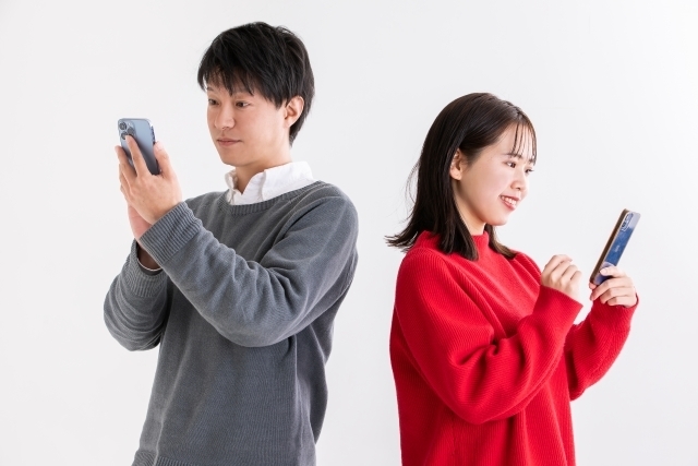 スマホを見る男女