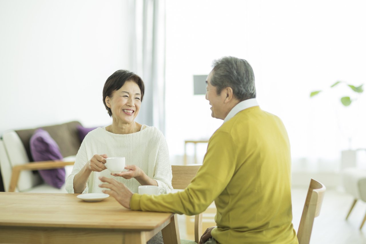 談笑するシニア夫婦