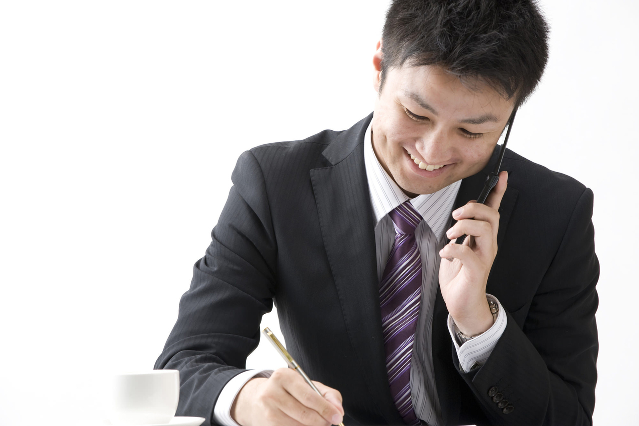 電話対応をするサラリーマン