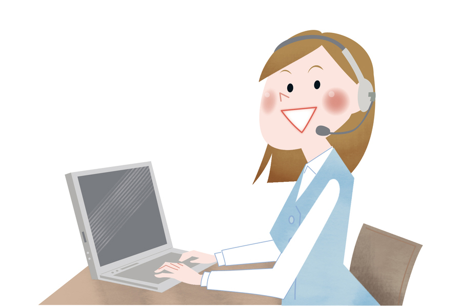 笑顔でパソコン操作する女性