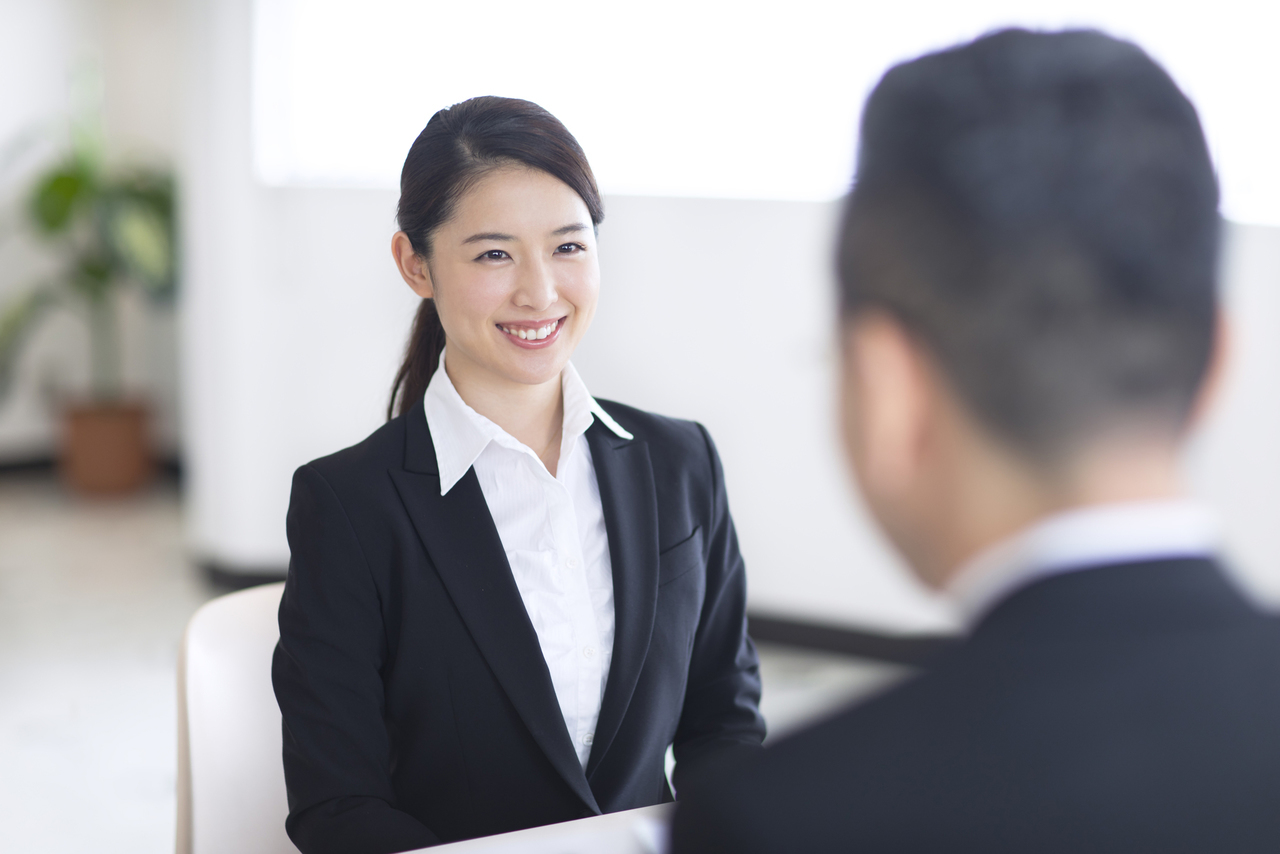 講師の前でほほ笑む女性