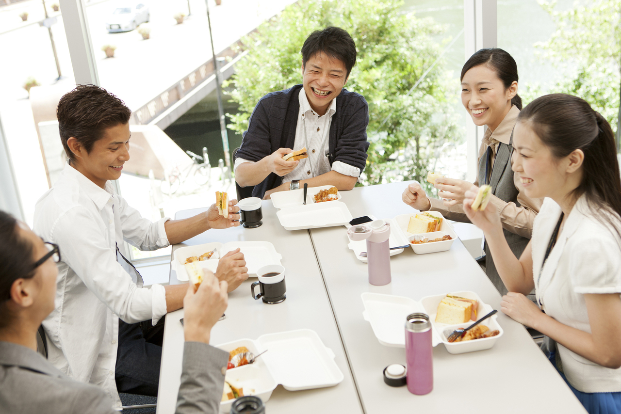 昼食を楽しむグループ