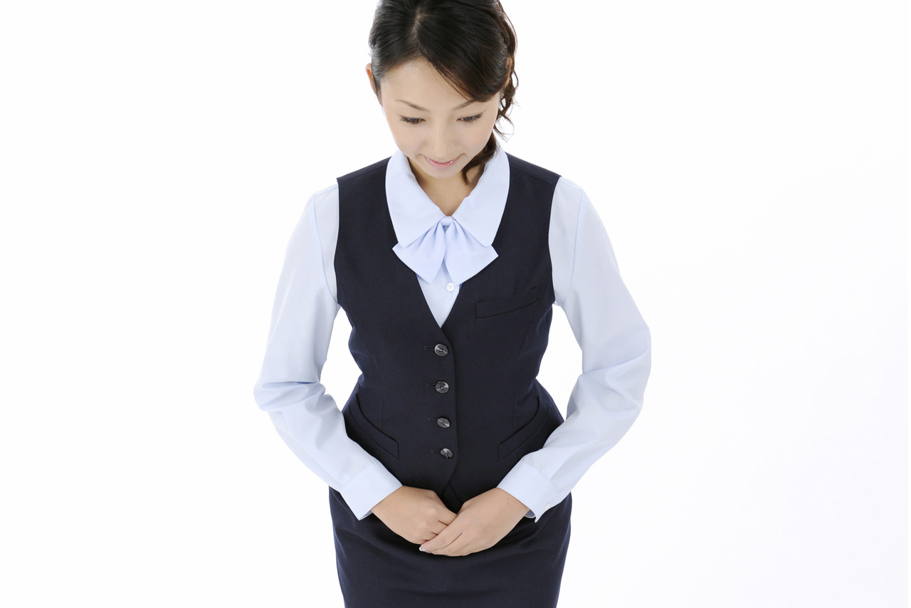 お辞儀をする女性社員