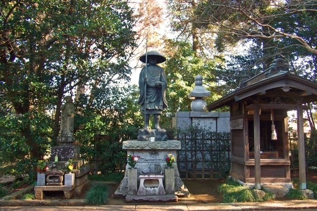 僧侶の銅像