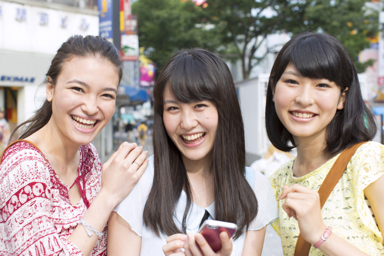 笑顔の女性3人