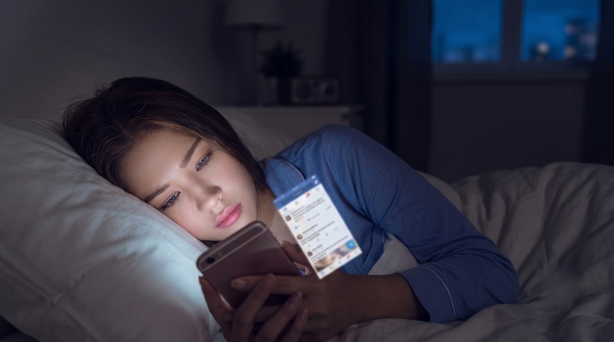 不安で夜も眠れない女性