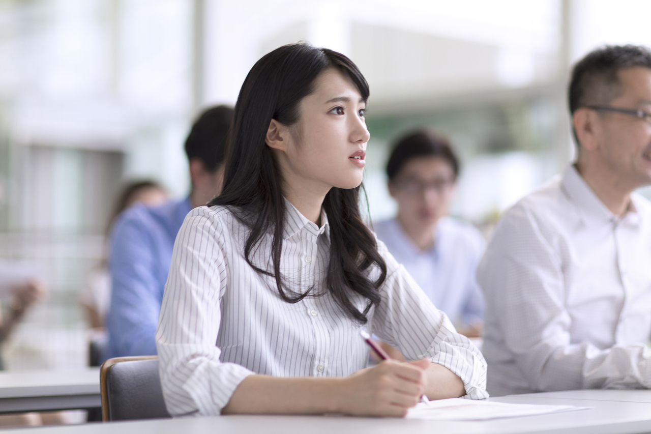 学習する女性