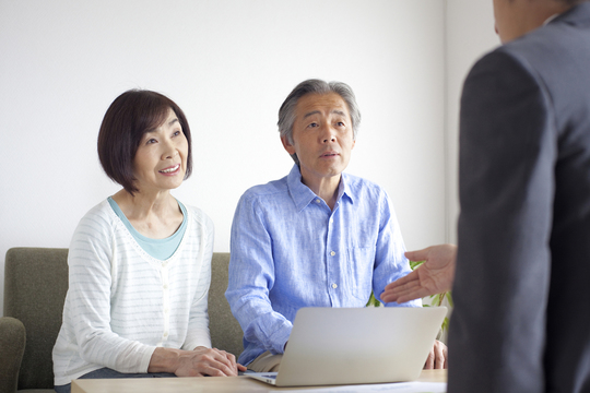 相談する夫婦