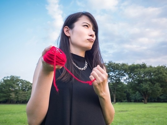 赤い糸を引き寄せる女性