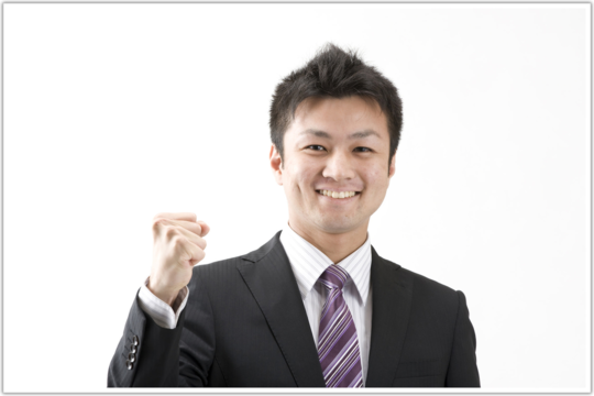 ガッツポーズする男性