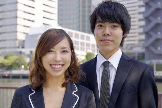 笑顔の男女